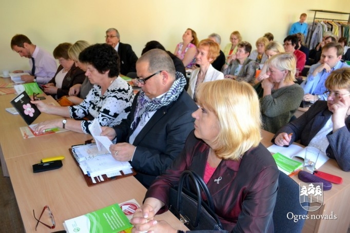 Ogrē diskutē par cienīga darba apstākļiem pedagogiem