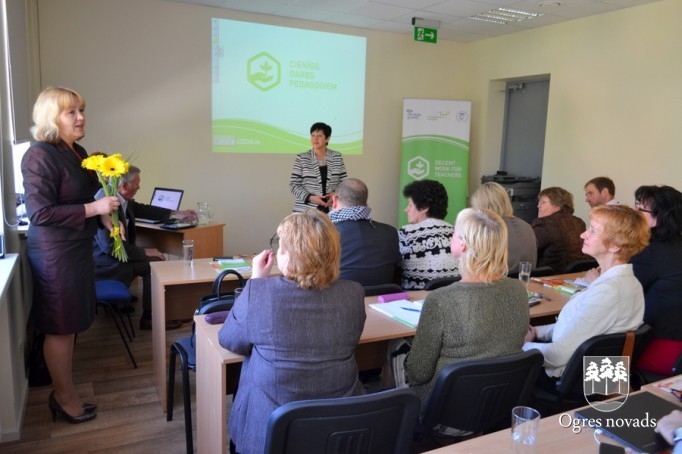 Ogrē diskutē par cienīga darba apstākļiem pedagogiem