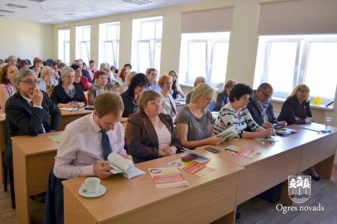 Ogrē diskutē par cienīga darba apstākļiem pedagogiem