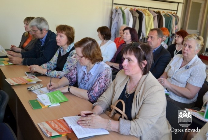 Ogrē diskutē par cienīga darba apstākļiem pedagogiem