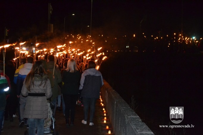 Lāčplēša dienā Ogrē iesvēta monumentālo valsts karogu