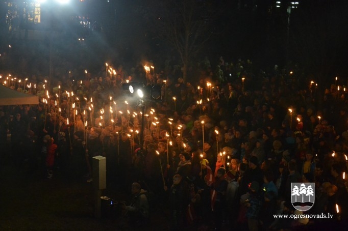 Lāčplēša dienā Ogrē iesvēta monumentālo valsts karogu