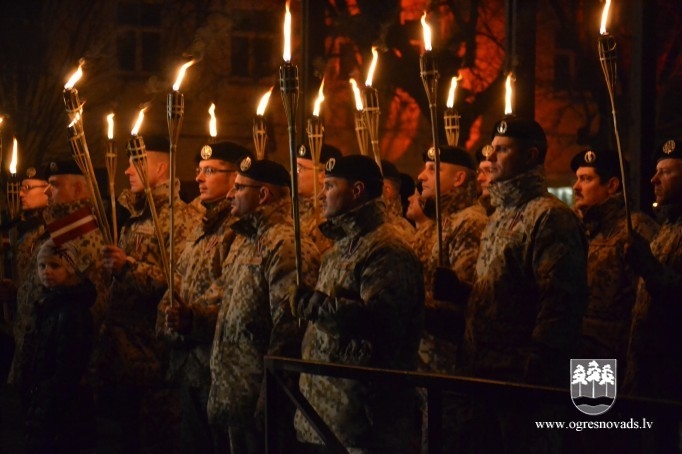 Lāčplēša dienā Ogrē iesvēta monumentālo valsts karogu