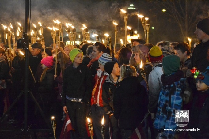 Lāčplēša dienā Ogrē iesvēta monumentālo valsts karogu