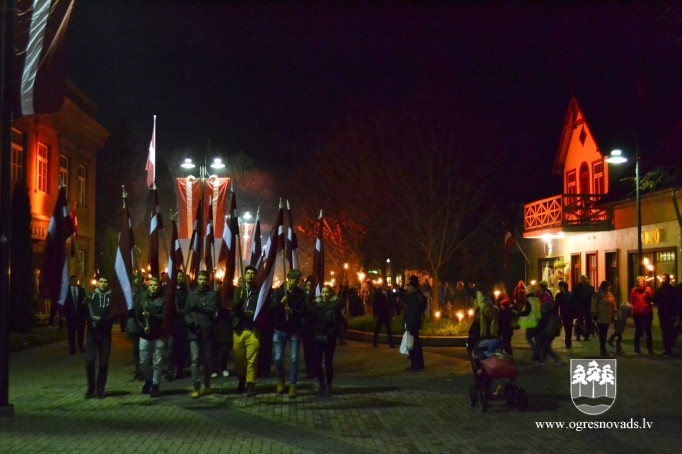 Lāčplēša dienā Ogrē iesvēta monumentālo valsts karogu
