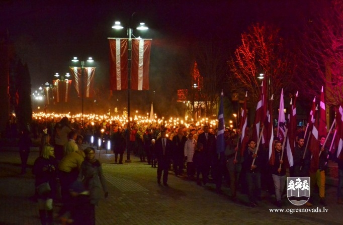 Lāčplēša dienā Ogrē iesvēta monumentālo valsts karogu