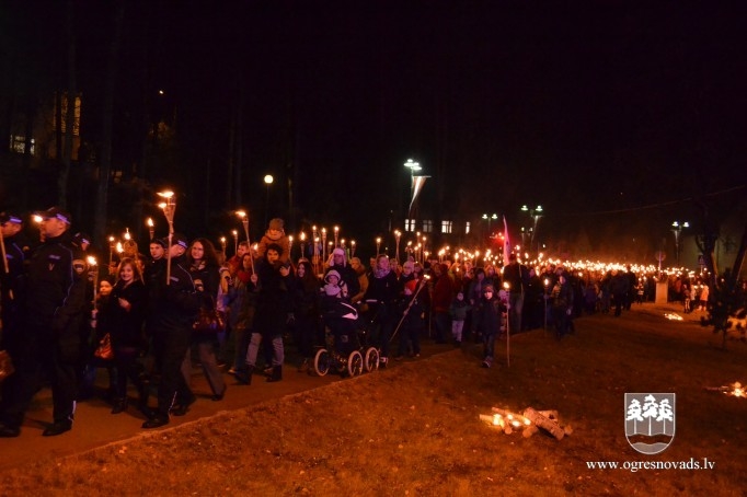 Lāčplēša dienā Ogrē iesvēta monumentālo valsts karogu