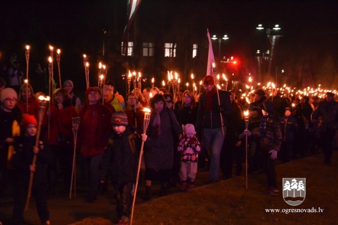 Lāčplēša dienā Ogrē iesvēta monumentālo valsts karogu