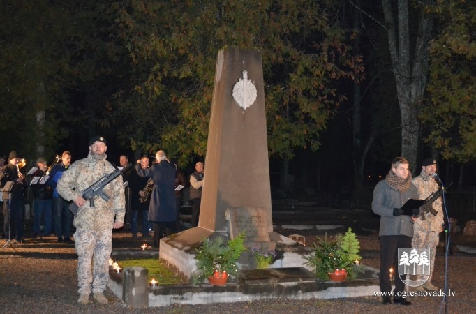Lāčplēša dienā Ogrē iesvēta monumentālo valsts karogu