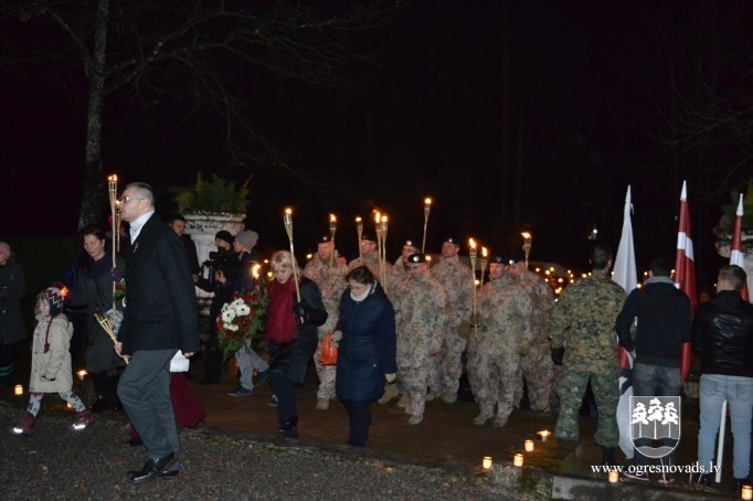 Lāčplēša dienā Ogrē iesvēta monumentālo valsts karogu