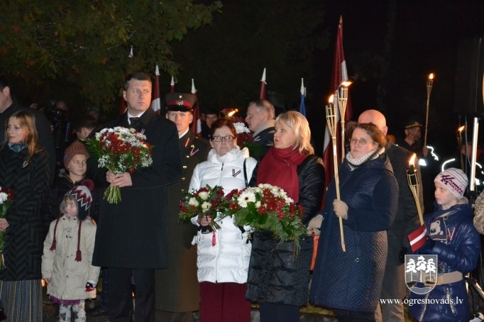 Lāčplēša dienā Ogrē iesvēta monumentālo valsts karogu