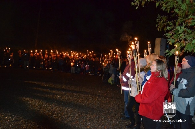 Lāčplēša dienā Ogrē iesvēta monumentālo valsts karogu
