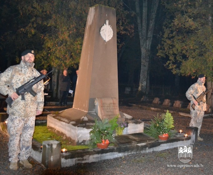 Lāčplēša dienā Ogrē iesvēta monumentālo valsts karogu