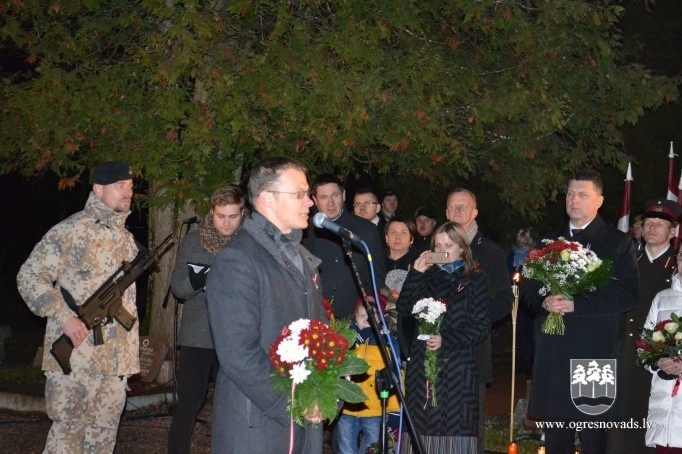 Lāčplēša dienā Ogrē iesvēta monumentālo valsts karogu