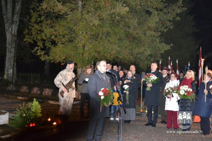 Lāčplēša dienā Ogrē iesvēta monumentālo valsts karogu