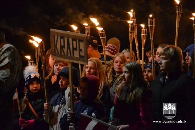 Lāčplēša dienā Ogrē iesvēta monumentālo valsts karogu