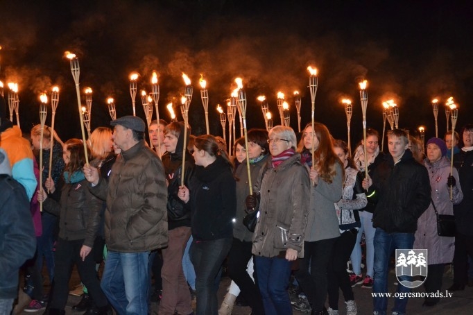 Lāčplēša dienā Ogrē iesvēta monumentālo valsts karogu