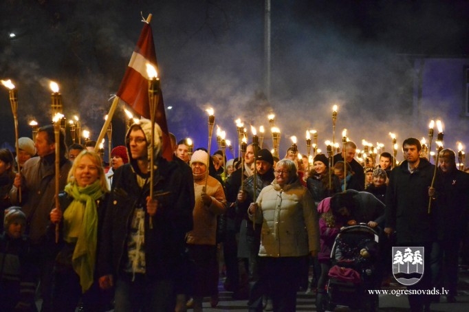 Lāčplēša dienā Ogrē iesvēta monumentālo valsts karogu