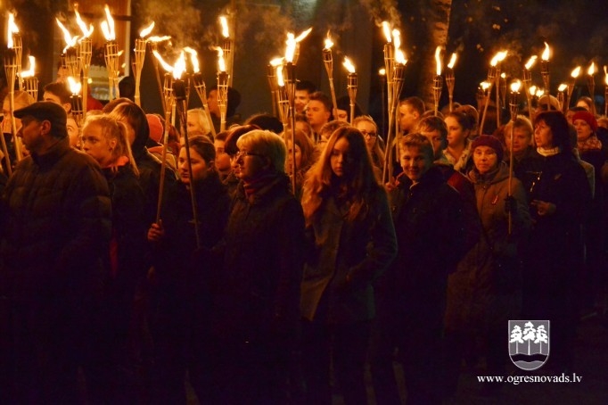 Lāčplēša dienā Ogrē iesvēta monumentālo valsts karogu