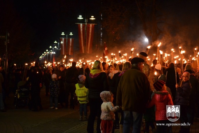 Lāčplēša dienā Ogrē iesvēta monumentālo valsts karogu