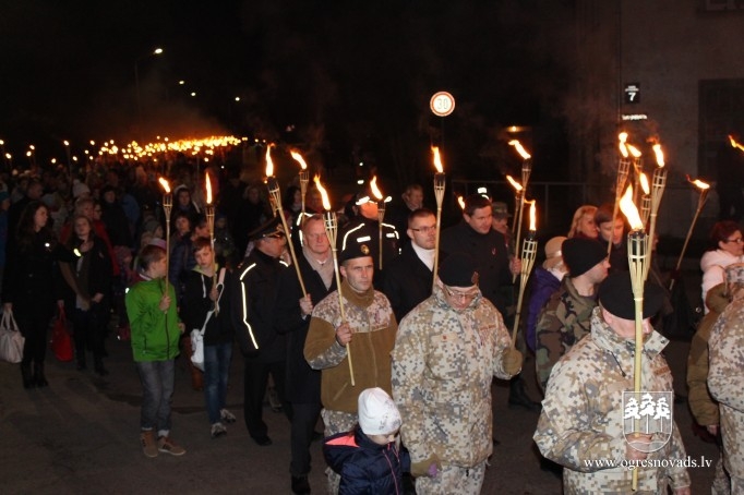 Lāčplēša dienā Ogrē iesvēta monumentālo valsts karogu