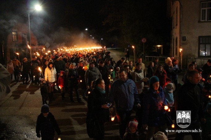 Lāčplēša dienā Ogrē iesvēta monumentālo valsts karogu