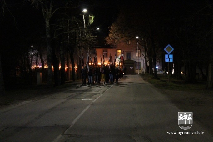 Lāčplēša dienā Ogrē iesvēta monumentālo valsts karogu