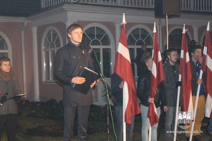 Lāčplēša dienā Ogrē iesvēta monumentālo valsts karogu