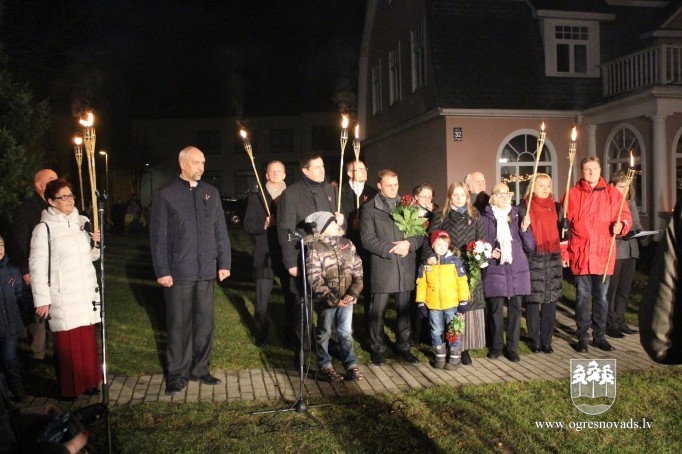 Lāčplēša dienā Ogrē iesvēta monumentālo valsts karogu