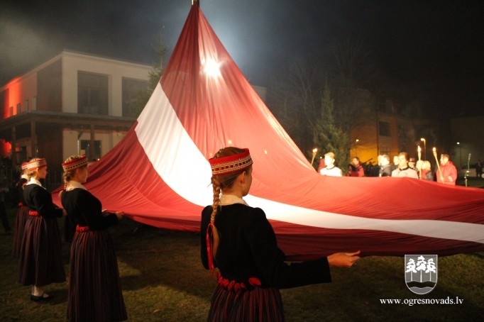 Lāčplēša dienā Ogrē iesvēta monumentālo valsts karogu