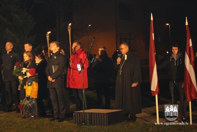 Lāčplēša dienā Ogrē iesvēta monumentālo valsts karogu