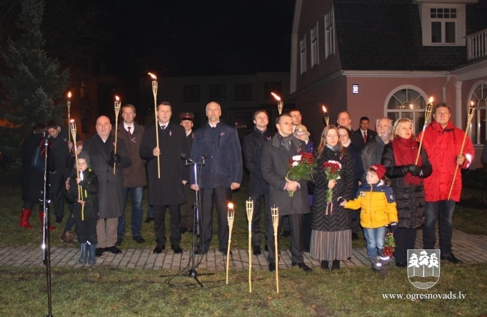 Lāčplēša dienā Ogrē iesvēta monumentālo valsts karogu