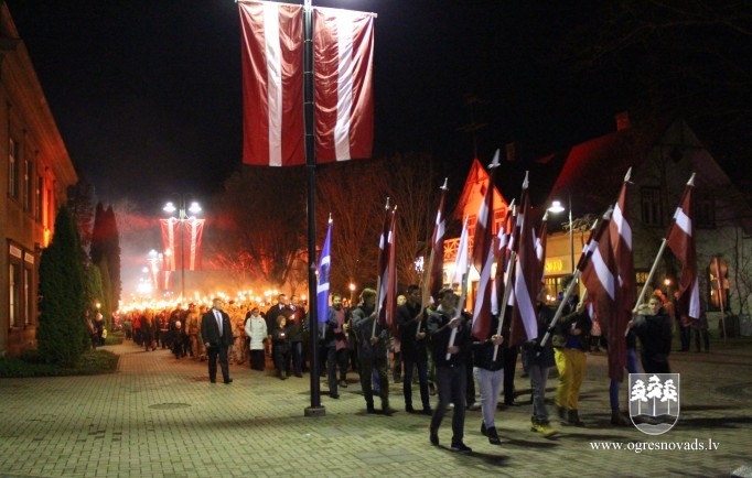 Lāčplēša dienā Ogrē iesvēta monumentālo valsts karogu
