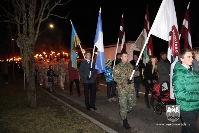 Lāčplēša dienā Ogrē iesvēta monumentālo valsts karogu