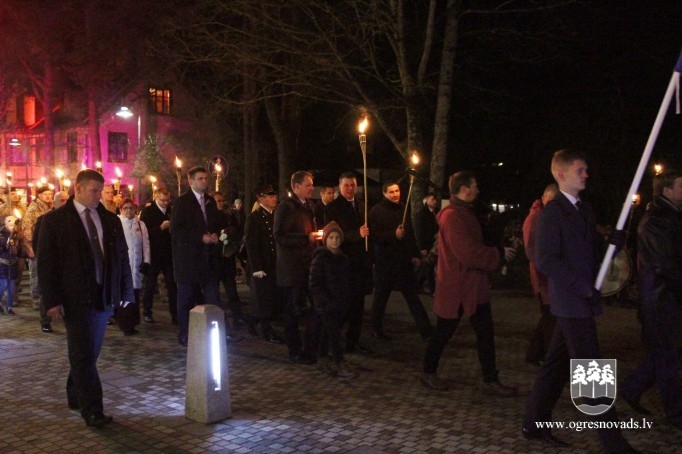 Lāčplēša dienā Ogrē iesvēta monumentālo valsts karogu