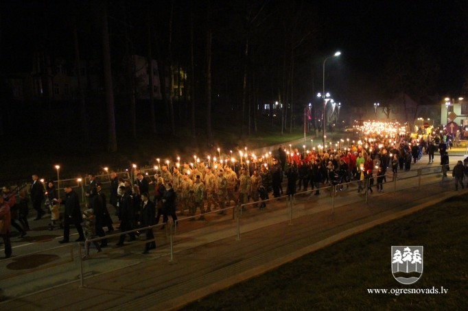 Lāčplēša dienā Ogrē iesvēta monumentālo valsts karogu