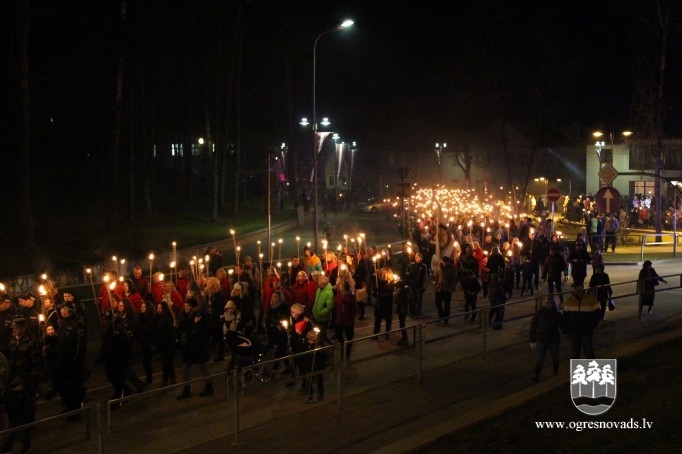 Lāčplēša dienā Ogrē iesvēta monumentālo valsts karogu
