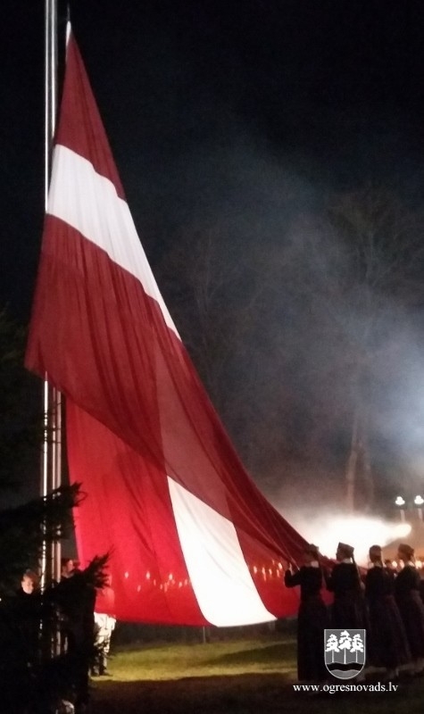 Lāčplēša dienā Ogrē iesvēta monumentālo valsts karogu