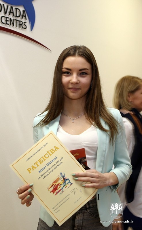 Ogres NSC lepojas ar saviem medaļniekiem