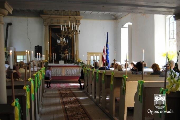 Meņģeles baznīcai 220