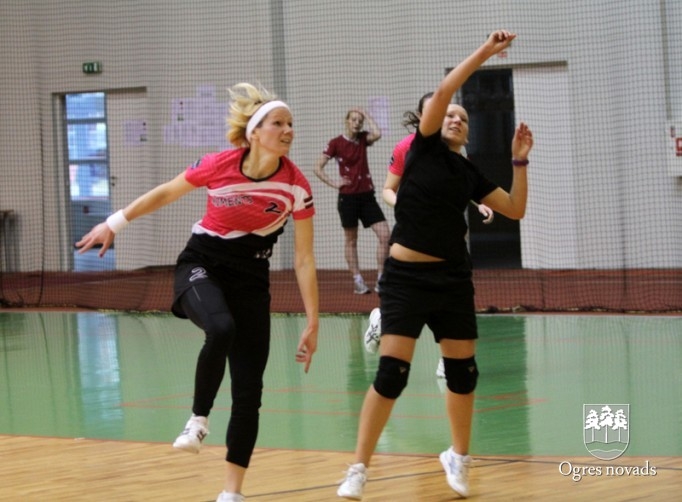 "Momenta" meitenes triumfē Frisbija līgas regulārajā turnīrā