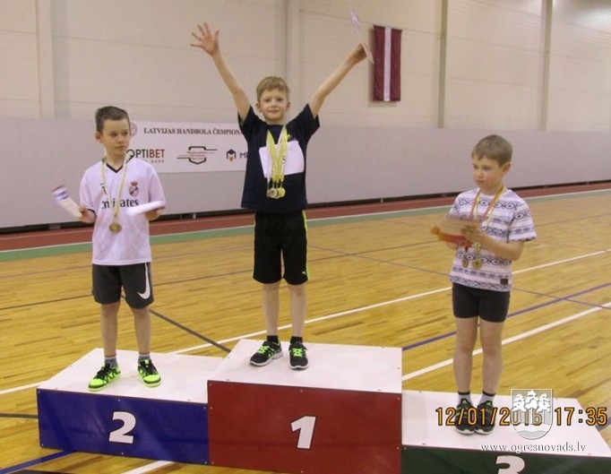 Ogres NSC U-10 vecuma grupas vieglatlētiem astoņas medaļas