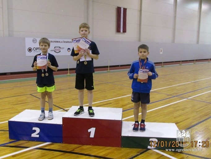 Ogres NSC U-10 vecuma grupas vieglatlētiem astoņas medaļas
