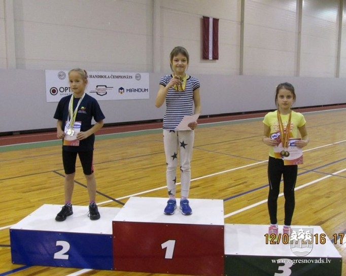 Ogres NSC U-10 vecuma grupas vieglatlētiem astoņas medaļas