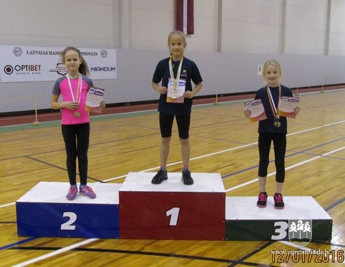 Ogres NSC U-10 vecuma grupas vieglatlētiem astoņas medaļas