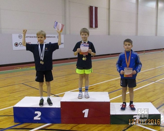 Ogres NSC U-10 vecuma grupas vieglatlētiem astoņas medaļas