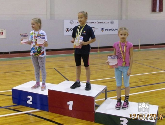 Ogres NSC U-10 vecuma grupas vieglatlētiem astoņas medaļas
