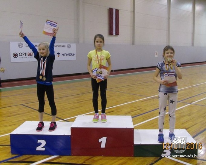 Ogres NSC U-10 vecuma grupas vieglatlētiem astoņas medaļas