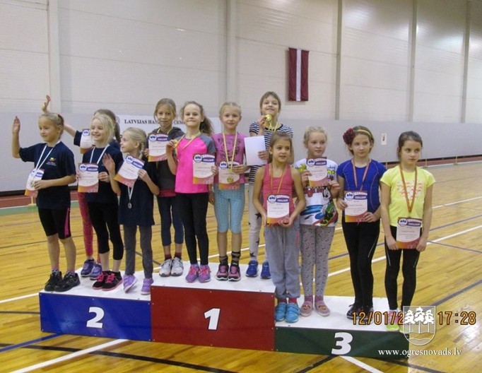 Ogres NSC U-10 vecuma grupas vieglatlētiem astoņas medaļas