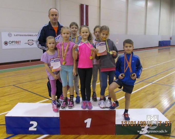 Ogres NSC U-10 vecuma grupas vieglatlētiem astoņas medaļas